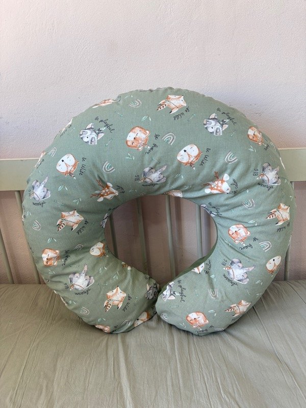 Producto - Almohadón de amamantar zorritos verde malva