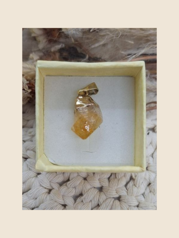 Producto - Dije mini "Citrino" en bruto con baño dorado