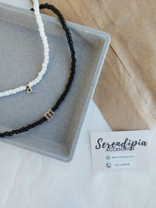 Producto - Collar simple con inicial