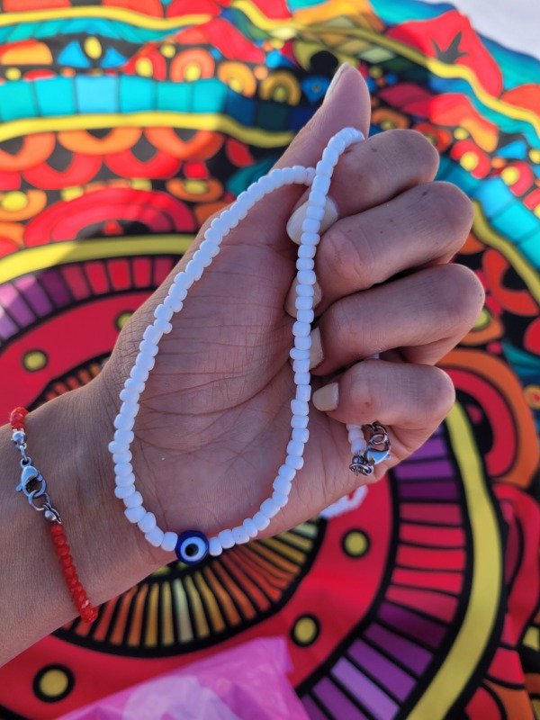 Producto - Gargantilla mostacillones blanco + ojito azul