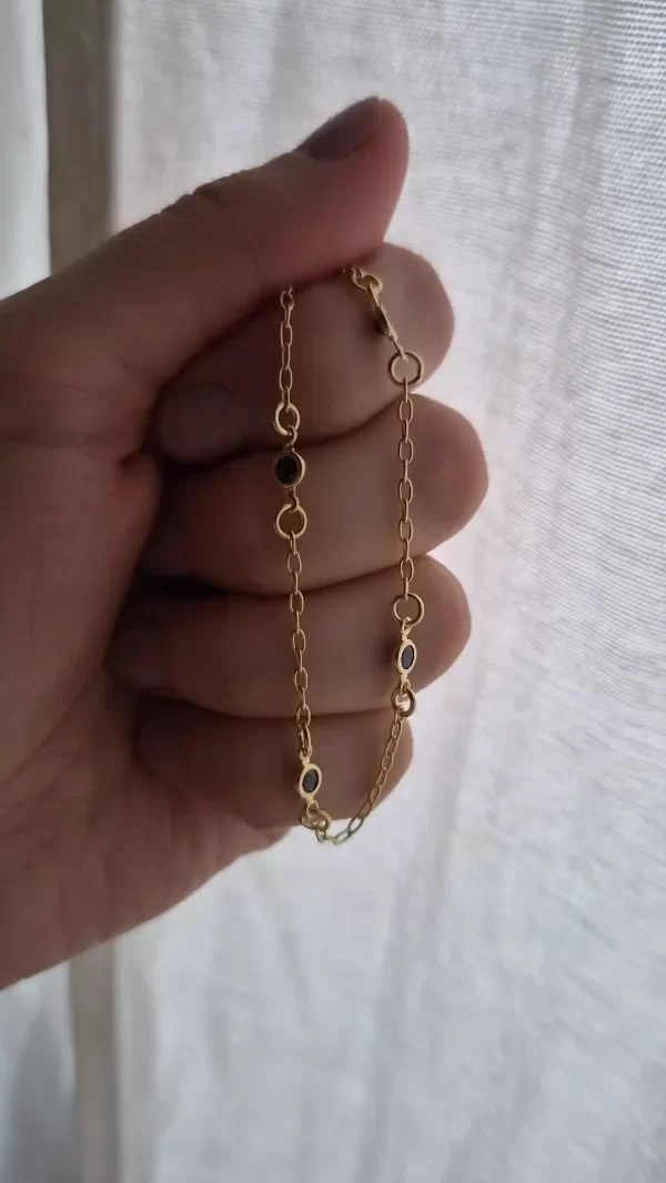 Producto - Pulsera enchapada en oro con cubic negros