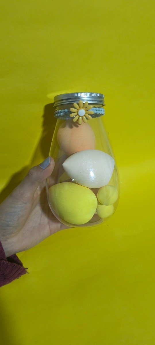 Producto - Frasco amarillo de esponjas de maquillaje