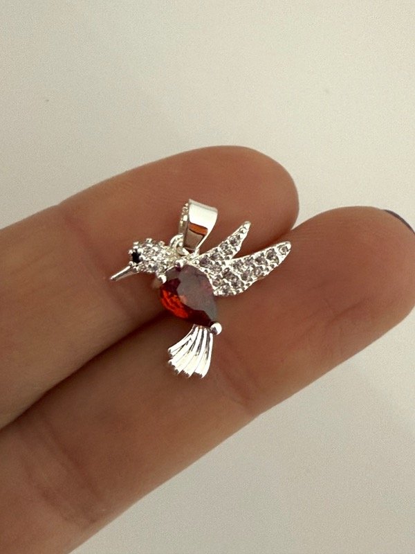 Producto - DB639 Dije colibrí cubik rojo y micropave acero blanco 1 cm