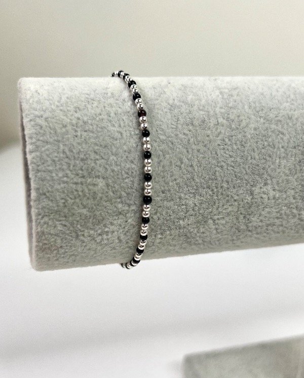 Producto - Pulsera elástica con piedras naturales ónix y bolitas de plata