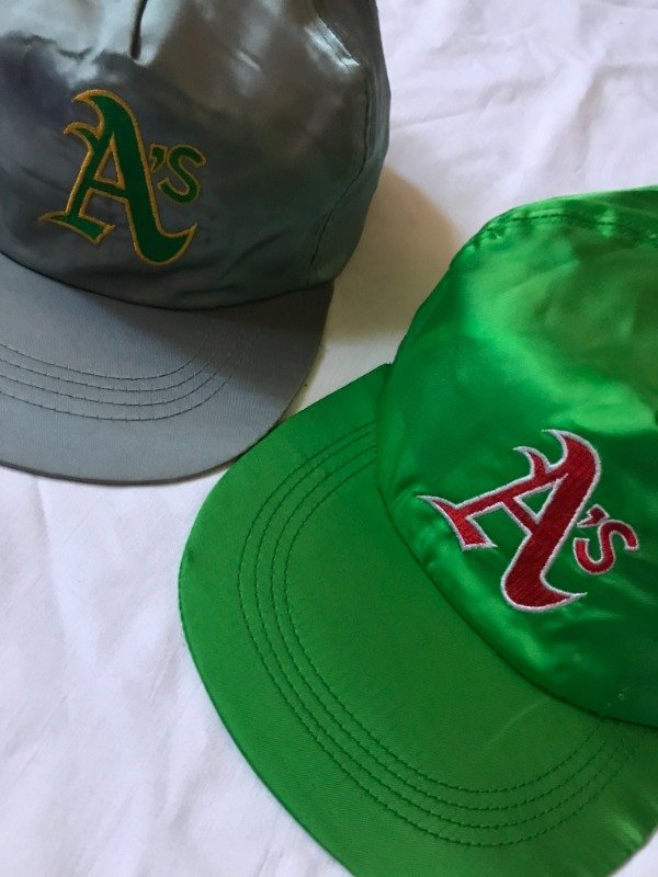 Producto - Oakland Athletics 94 bootleg caps.