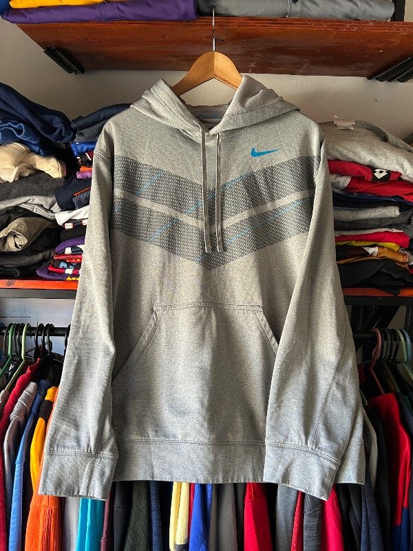 Producto - Buzo canguro Nike Diseño chevron, talle xl