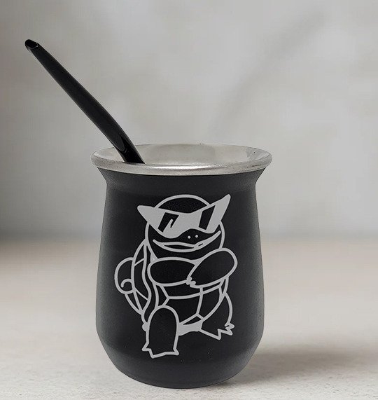 Producto - Mate De Acero Simil Stanley Con Bombilla Squirtle Squad Pokemon