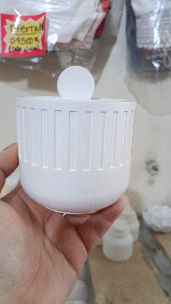 Producto - Cuenco grande rayado con tapa.