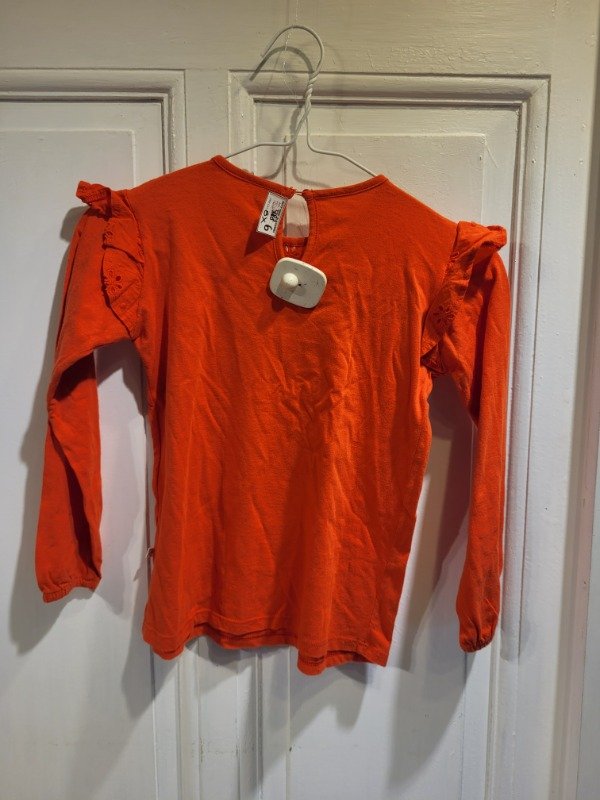 Producto - Remera LE UTTHE colorada con volados y broderie Talle 6 años - PRECIO: 8X - 1