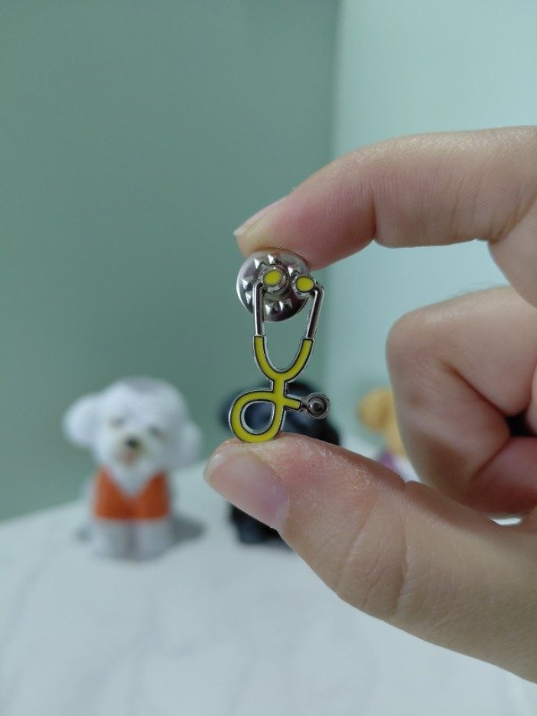 Producto - Pin metalizado - Estetoscopio amarillo #3130