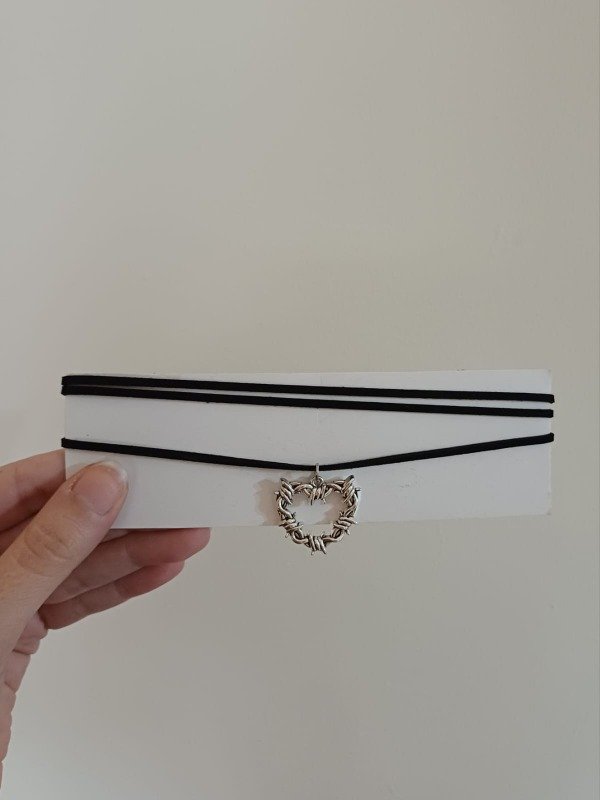 Producto - Collar gamuza corazón con espinas