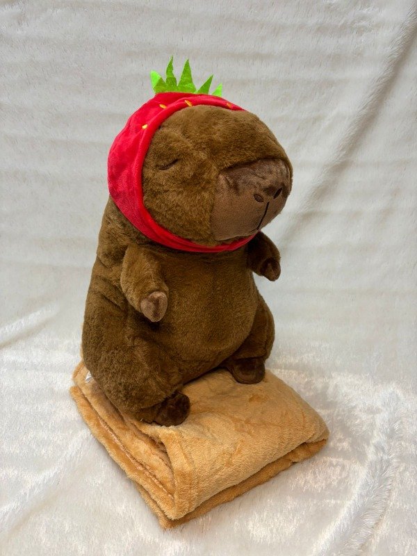 Producto - Peluche capibara con capucha frutilla 3 en 1
