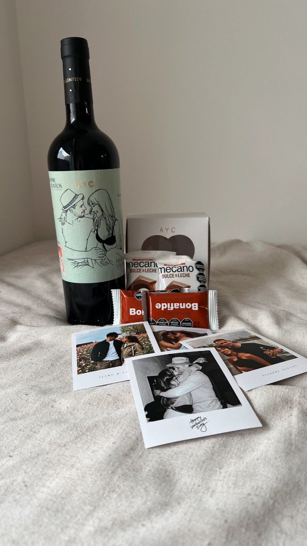 Producto - PACK "ETERNOS" (vino personalizado + fotos polaroid + caja chocolates) - 0