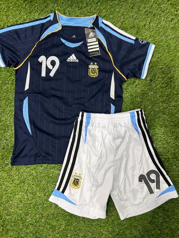 Producto - Kit Camiseta y Short NIÑO Selección Argentina Retro 2006 Messi IMPORTADO