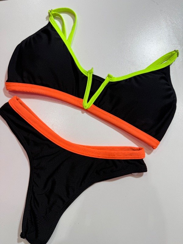 Producto - Bikini negra líneas verde y naranja t85