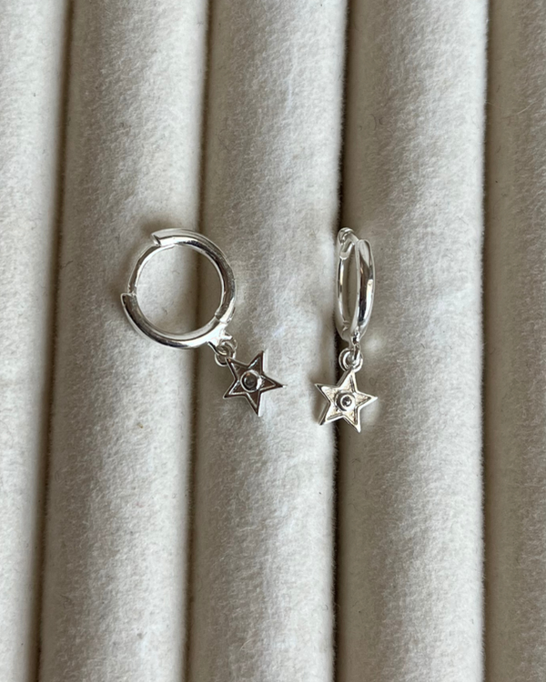 Producto - Argollas mini con dije estrella plateadas 1cmd