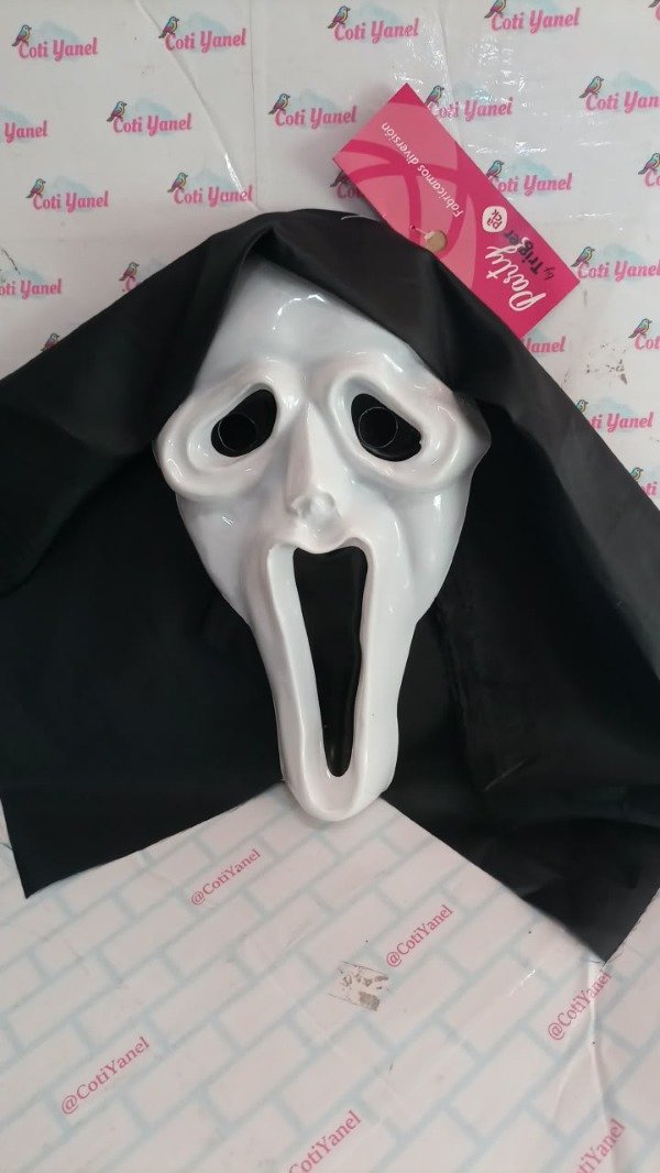 Producto - Careta plastica con manto Scream