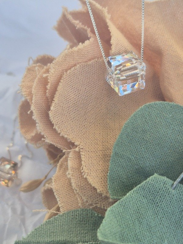 Producto - Collar con cubo cristal Sw - 10