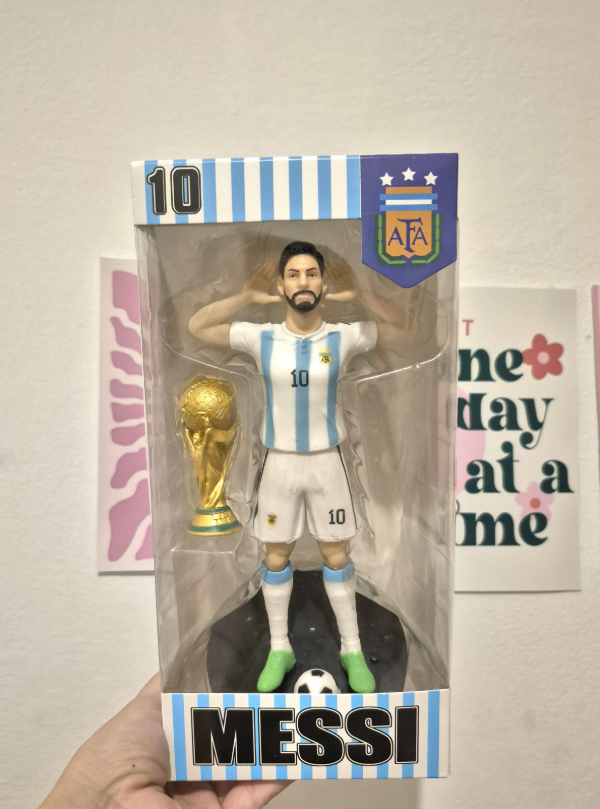 Producto - Kit Messi Completo - Muñeco mediano, Taza, Llavero y Stickers - 1