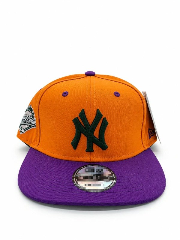 Producto - Gorra plana visera violeta copa naranja logo ny verde