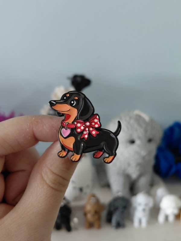 Producto - Pin metalizado - Perrito salchicha #2134