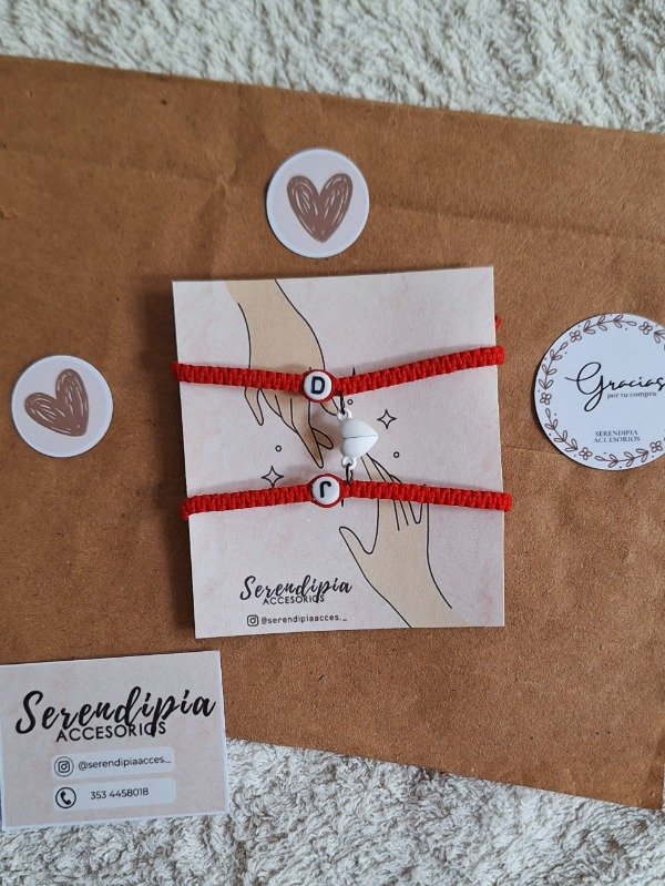 Producto - Pulseras rojas con dije imantado blanco
