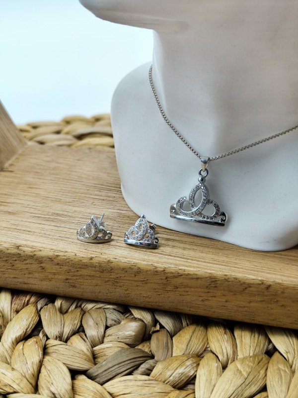 Producto - Conjunto Isabel II (Aros y dije)