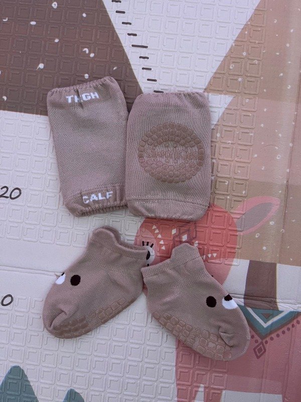 Producto - Set rodilleras y medias para Niños marca Simply Kids Beige