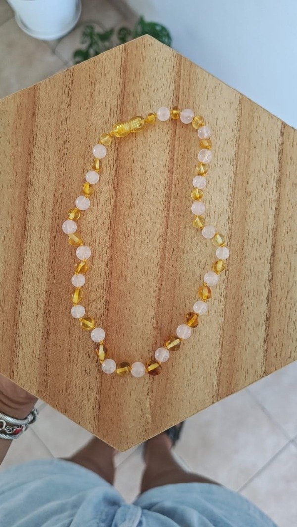 Producto - COLLAR ÁMBAR MIEL + CUARZO ROSA. BEBÉS