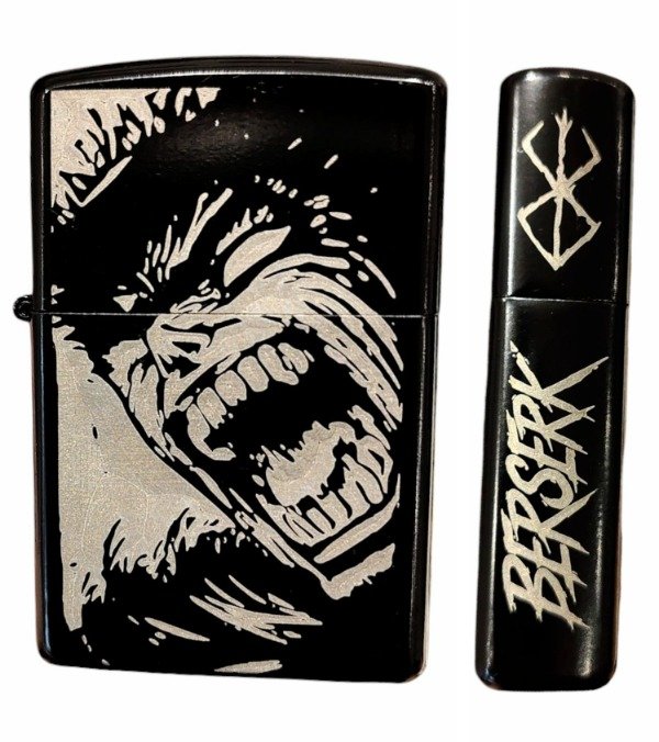 Producto - ENCENDEDOR RECARGABLE A BENCINA GUTS CON GRABADO AL COSTADO BERSERK
