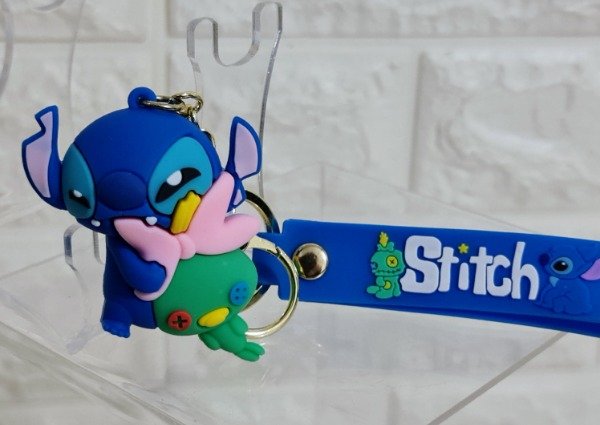 Producto - Llavero Stitch abrazando juguete Goma 3D