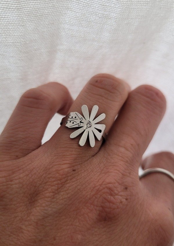 Producto - Anillo margarita con vaquita de san Antonio + strass AQ