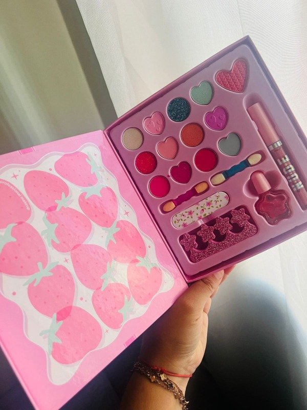 Producto - set de maquillaje strawberry and love