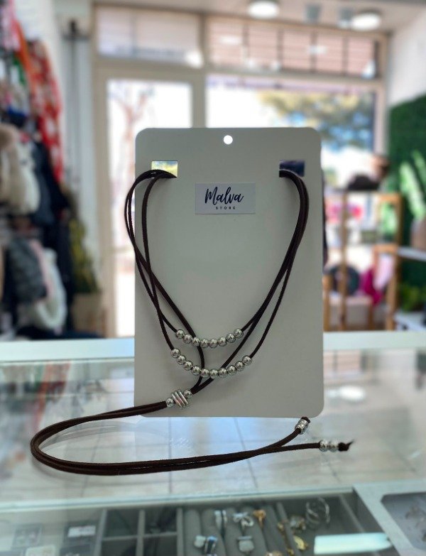 Producto - Choker Gamuza bolitas plateadas