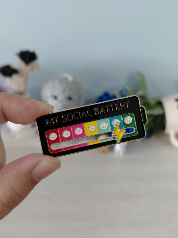 Producto - Pin metalizado - My social battery #1361