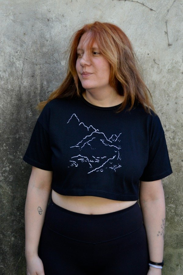Producto - REMERA MINI CROP NEGRA SMILING MOUNTAINS