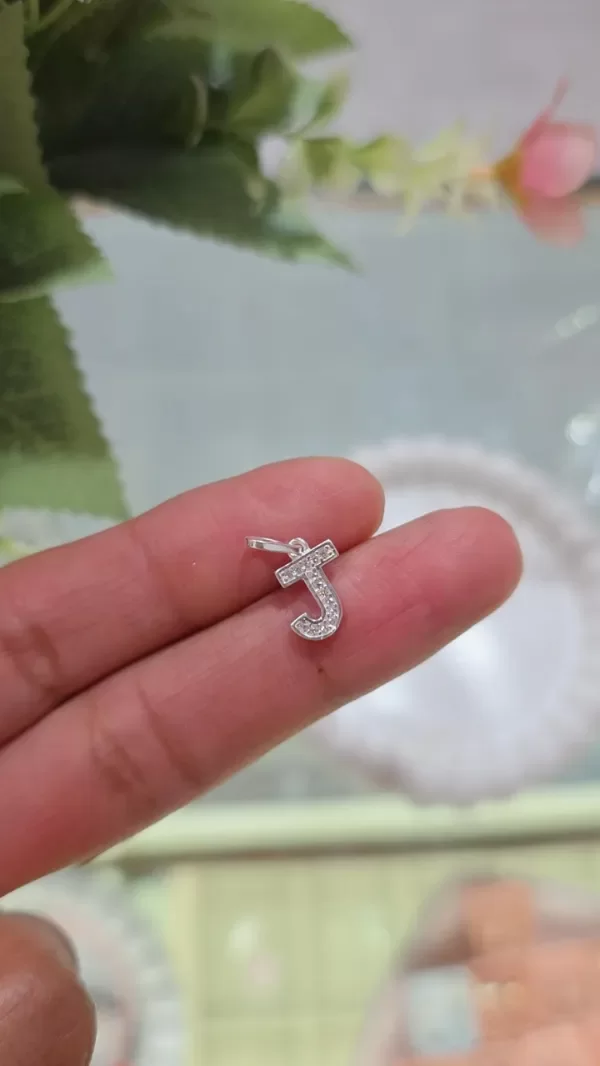 Producto - Dije inicial J cubic PL