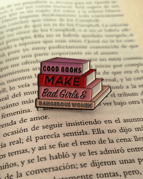 Producto - Pin "Good Books Make Bad Girls and Dangerous Women"