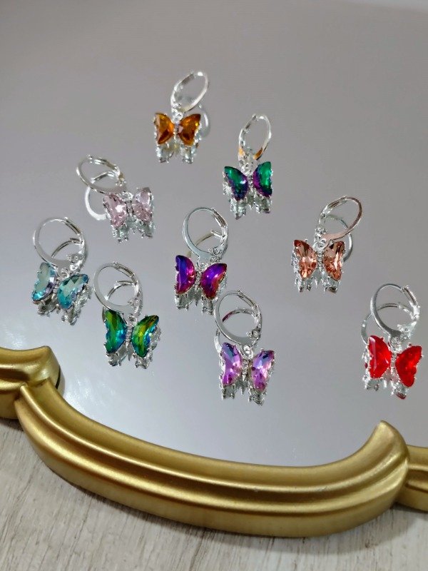 Producto - Argollitas blancas con mariposa de cristal