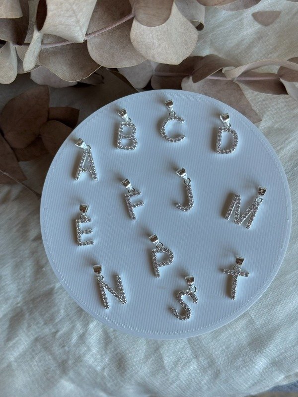 Producto - Dije inicial con cubics