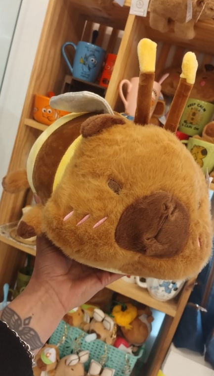 Producto - Peluche Capibara abeja