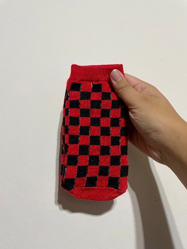 Soquete adulto cuadraditos rojos