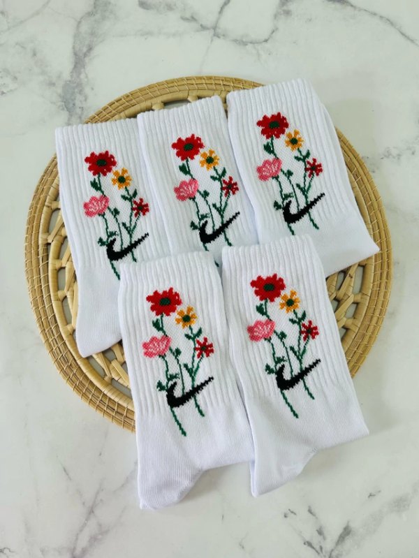 Producto - TENIS ADULTO NIKE - blanca con flores rojas y amarillas
