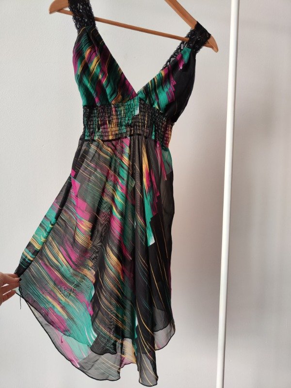 Vestido con pintadas y encaje — imagen 4