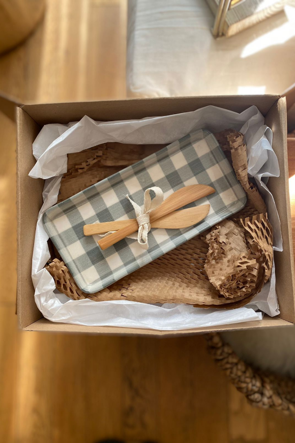 Producto - SET BANDEJA RECTANGULAR RAYA GINGHAM CON UNTADORES