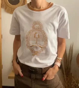 Producto - REMERA ESCUDO