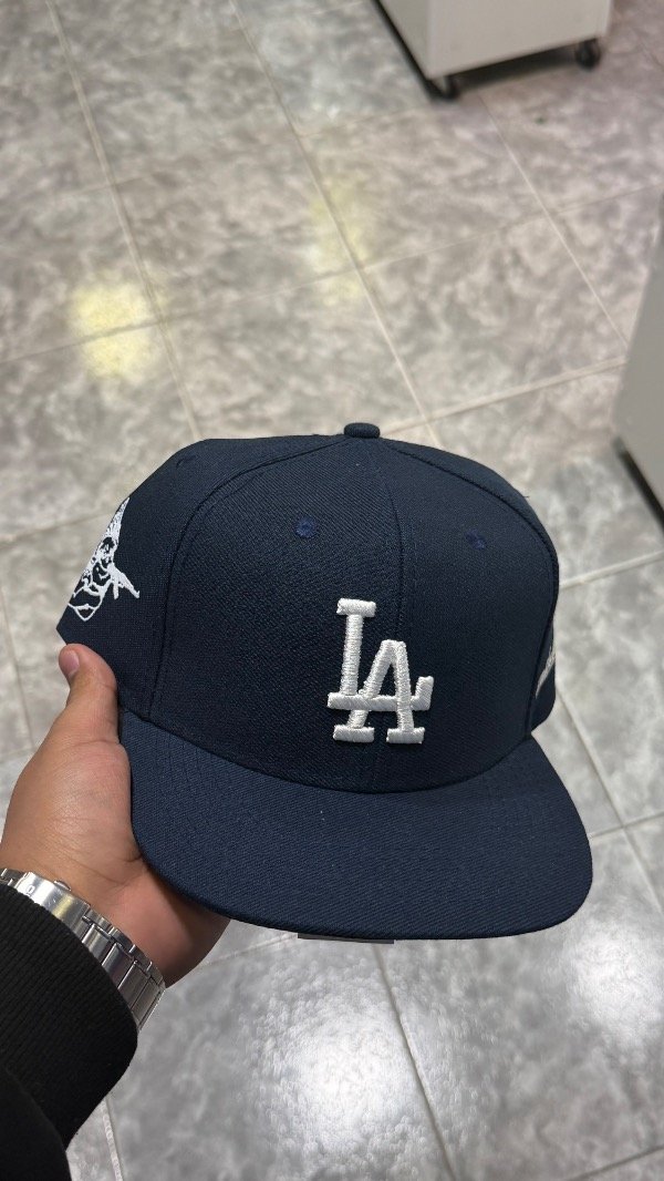 Producto - Gorra cerrada LA azul con detalles angeles atras