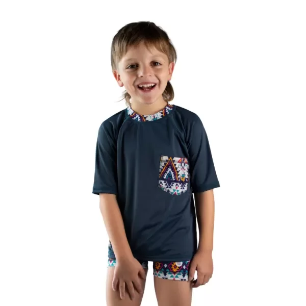 Producto - REMERA CON PROTECCION UV NIÑO - AZUL MARINO CON BOLSILLO ESTAMPADO - ORIGAMI