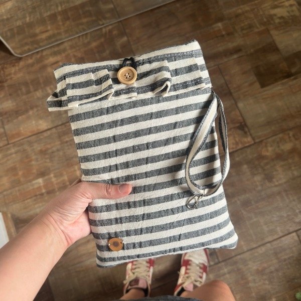 Producto - Funda para libros rayada con volado gris
