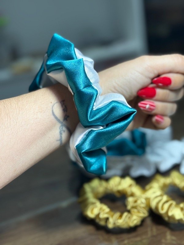 Producto - Scrunchies blanca y petróleo - 1